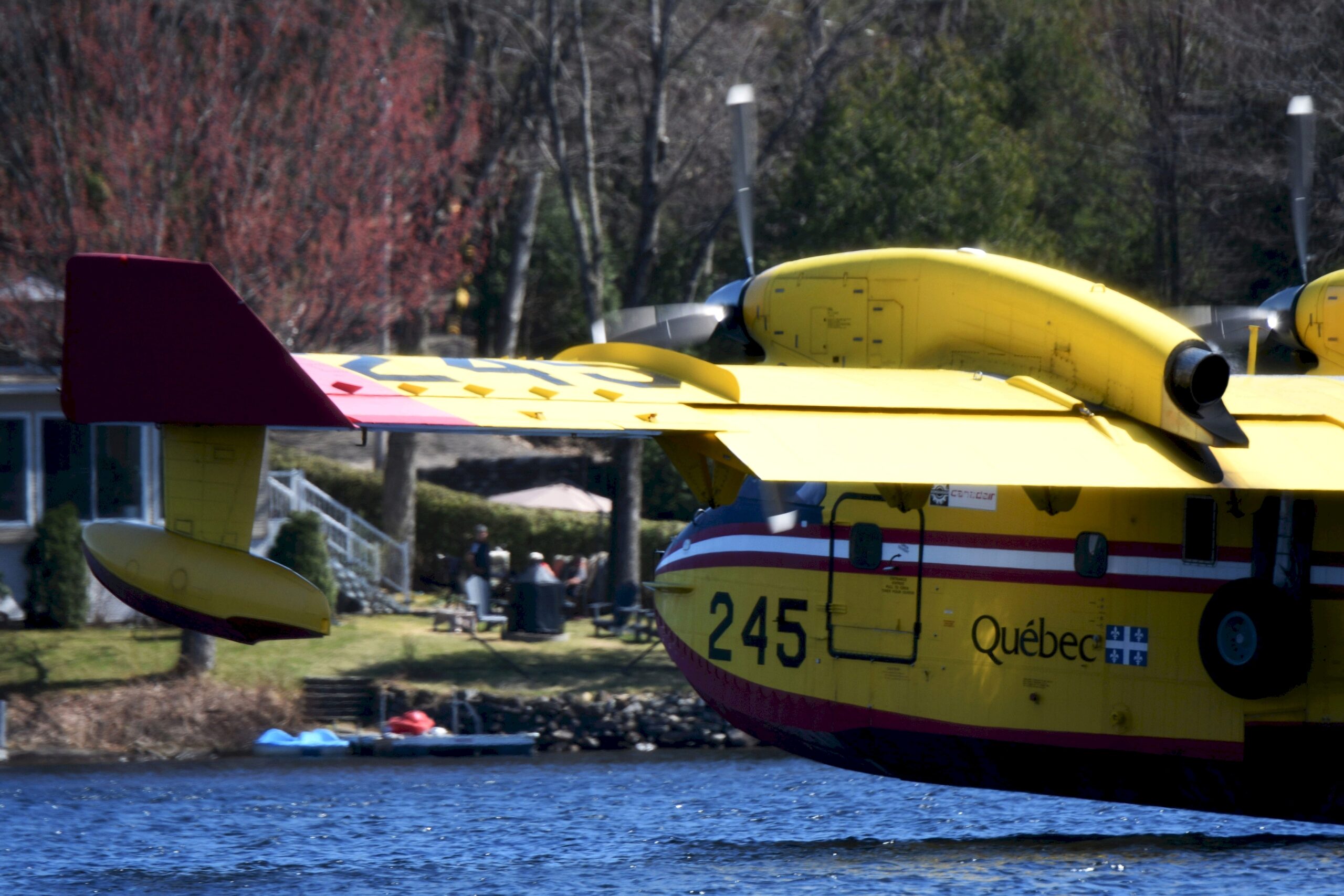 CL-415 dans le ciel de Saint-Hippolyte le 9 mai 2022.